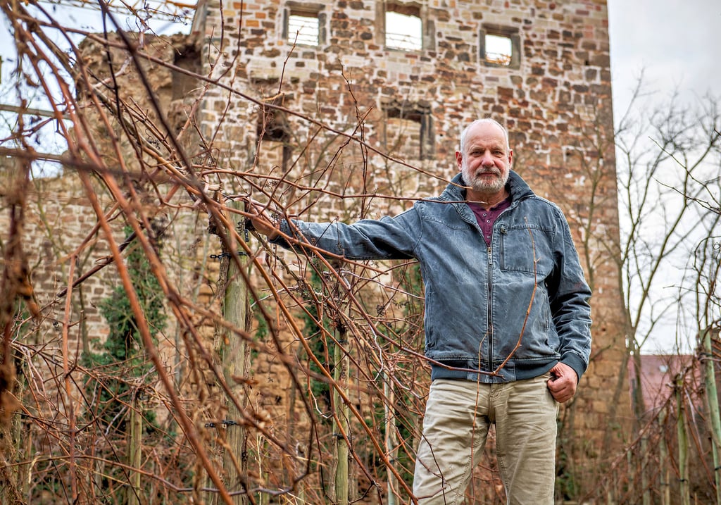Eckhard Winter steht im im Nebraer Schlossberg, wo er und seine Frau Cornelia seit 1988 Wein anbauen. Vermarktet werden die Weine – Souvignier Gris, Solaris, Muscaris, Regent und Cabernet Cortis – als „Nebraer Venus“.