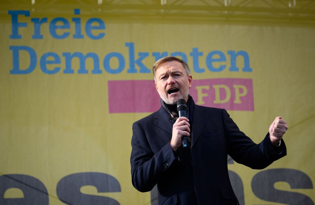 Die Demokratie verteidige man auch dadurch, dass die Menschen keine Sorgen um ihre wirtschaftliche Zukunft haben, sagte Lindner.