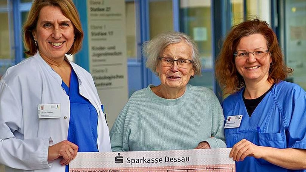 Als Zeichen ihrer Dankbarkeit hatte die 80-jährige Sibylle Krause-Neufeld anlässlich ihres runden Geburtstags statt Geschenken um Geld für das Tumorzentrum gebeten. Den „Erlös“ hat sie nun übergeben.
