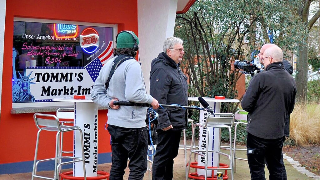 Am Marktimbiss in Genthin kam ein ZDF-Team für eine Dokumentation mit Gästen ins Gespräch.