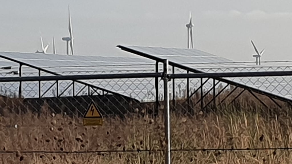 Der Solarpark auf dem Salzwedeler Fuchsberg und im Hintergrund Windräder: Die Produktion von Strom aus erneuerbaren Energien steigt in der Einheitsgemeinde von Jahr zu Jahr.