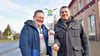 Matthias Jentsch und Frank Ochsner (v. l.) haben am Bahnhof Klostermansfeld auf der Gemarkung von Benndorf  eine neue App vorgestellt, mit der alle wichtigen Informationen der zwei Gemeinden abgerufen werden können.