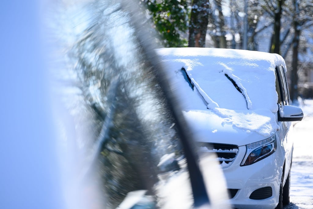 Im Winter können Scheibenwischer festfrieren. Um Schäden zu vermeiden, sollten Autofahrer sie vor Frost schützen.