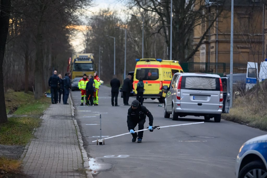 Der Tod eines sächsischen Polizisten bei einem Einsatz in Südbrandenburg hat große Anteilnahme ausgelöst. Der Beamte wurde bei der Fahndung nach Autodieben überfahren.