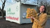 Volksstimme-Reporter Leon Zeitz präsentiert einen 10-Kilo-Sack vorwiegend festkochender Kartoffeln am Peulinger Kartoffelautomat in Stendal.