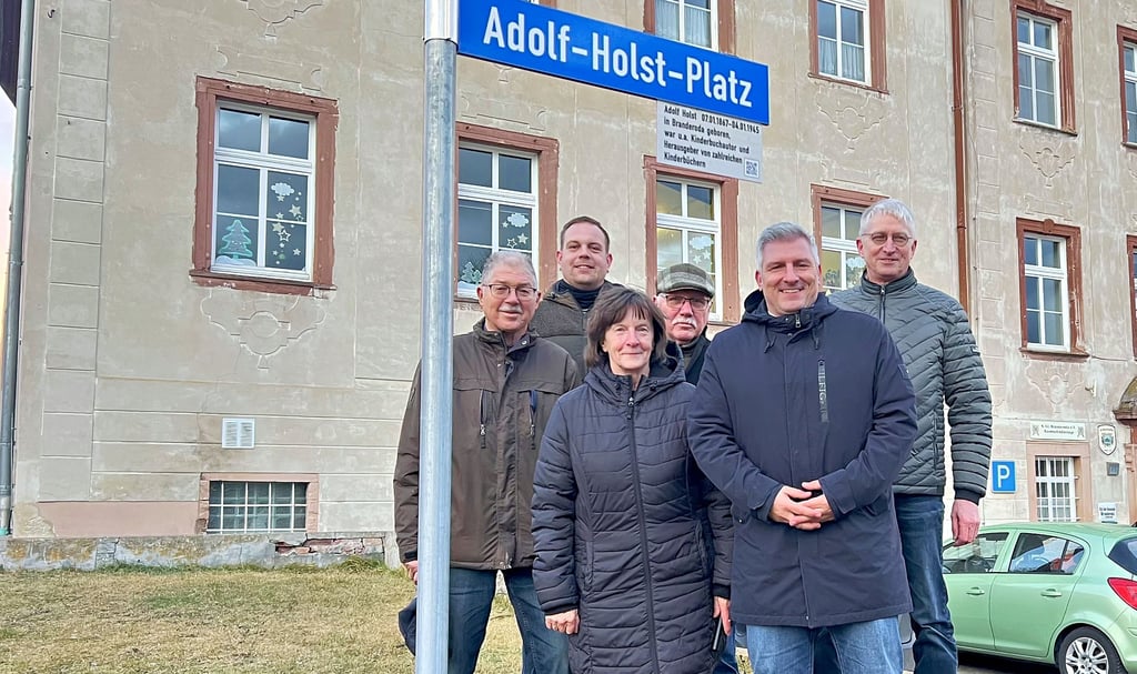 Zur Enthüllung des Schildes kamen neben Andreas Marggraf (2. v. r.), Klaus Popko (rechts) und dem ansässigen Ortschaftsrat auch einige Bürger.