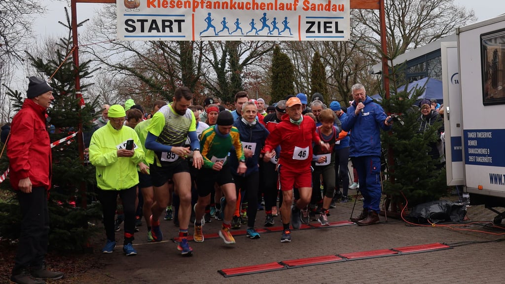 Organisator Marian Buhtz (links) schickt die Läufer der Pokalgruppe auf die Strecke. Danach kamen die Starts der Gruppen für die kürzeren Laufstrecken sowie für die Wanderer.