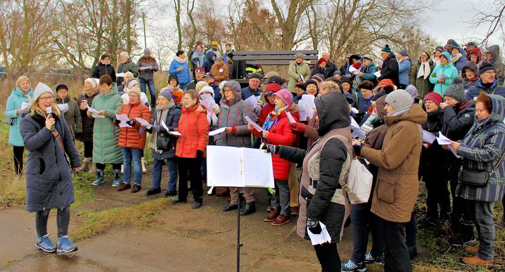 Elisabeth Rose-Weller (l.) gab den Ton beim Über-Elbe-Singen auf der Walternienburger Seite an.