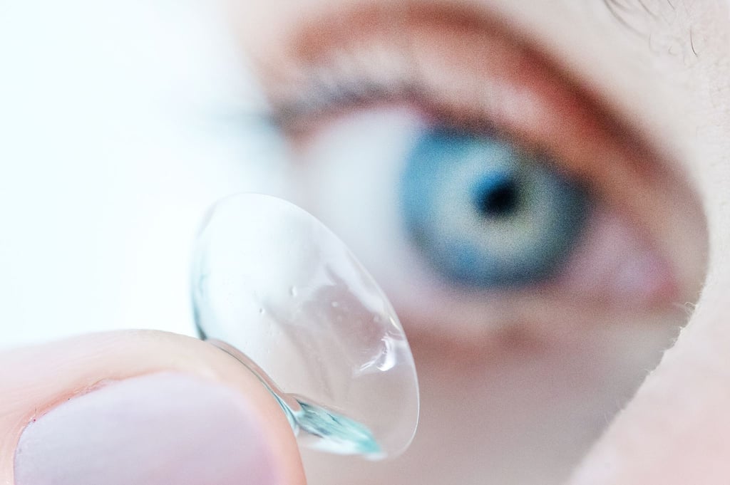Bloß nicht in der Toilette herunterspülen: Kontaktlinsen gehören nicht ins Abwasser.