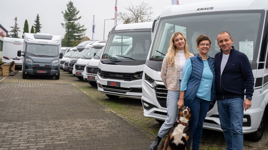 Camping boomt: Elbe Caravan expandiert deswegen. Das Unternehmen braucht mehr Platz und eine größere Werkstatt. Die Familie Barabas vor den voll belegten Stellflächen auf dem Firmenstandort an der B187 in Griebo.