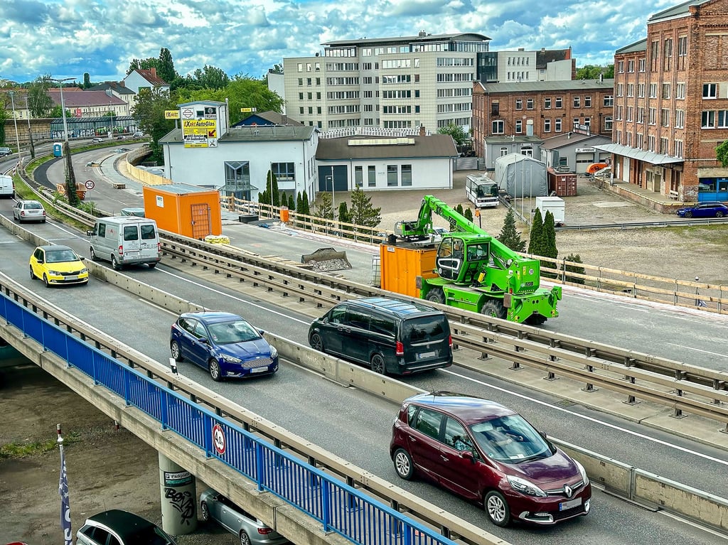 Der Magdeburger Ring mit seinen Brücken ist das größte und teuerste Sorgenkind der Magdeburger Straßen. Der Sanierungsbedarf ist noch nicht genau beziffert, dürfte aber in den dreistelligen Millionenbereich gehen. Die Ringbrücke über die Halberstädter Straße gehört zu den Sanierungsfällen. Seit Jahren wechseln hier immer wieder die Baustellen und Verkehrsführungen.