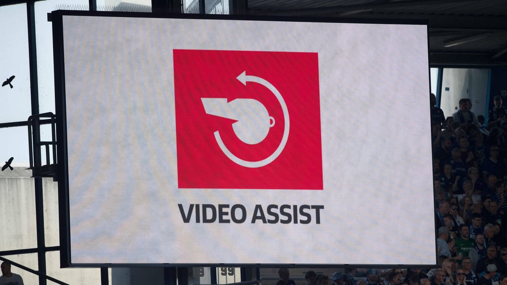 Wie teuer ist der Einsatz des VAR in den Bundesligen? Ein Bericht gibt Aufschluss über die Belastungen der Vereine.