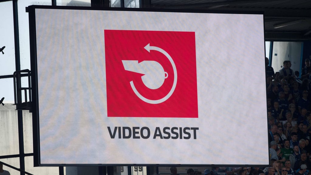 Wie teuer ist der Einsatz des VAR in den Bundesligen? Ein Bericht gibt Aufschluss über die Belastungen der Vereine.