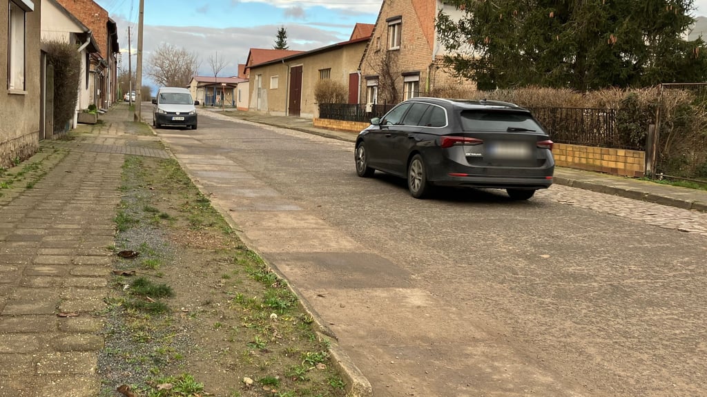 Die Harslebener Straße in Ditfurt muss dringend saniert werden.