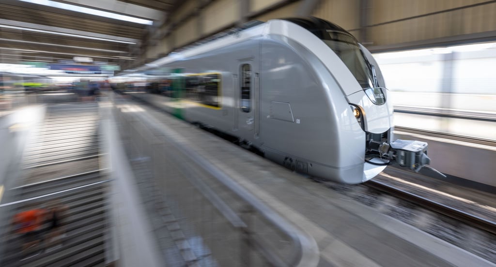Die Auslieferung der neuen Akkuzüge von Alstom für die Bahnstrecke Leipzig-Chemnitz verzögert sich. Mit den angemieteten Ersatzzügen gibt es erhebliche Probleme (Archivbild)
