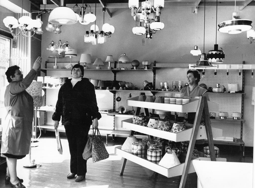 Das HO-Lampengeschäft in der Kalkstraße in Zeitz bot auch in der DDR eine reiche Auswahl an „Beleuchtungskörpern“ an. Hier machte es auch Spaß, nur mal zu gucken.