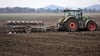 Neben der Arbeit auf dem Feld fällt für Thüringer Landwirte auch teurer Papierkram an. (Archivbild)