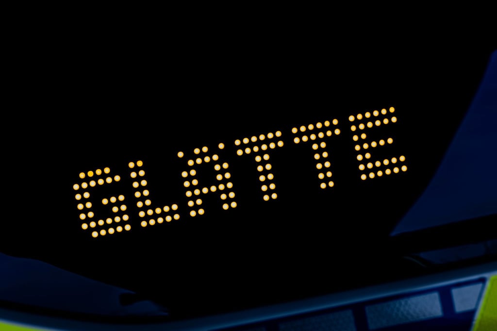 Aufgrund der glatten Fahrbahn ist ein 22-Jähriger bei Hildburghausen mit seinem Fahrzeug in einen Graben gefahren. (Symbolbild)