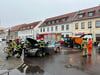 Blick auf den Einsatz der Feuerwehr in der Burger Innenstadt: Aus einem Fahrzeug war Diesel ausgelaufen.