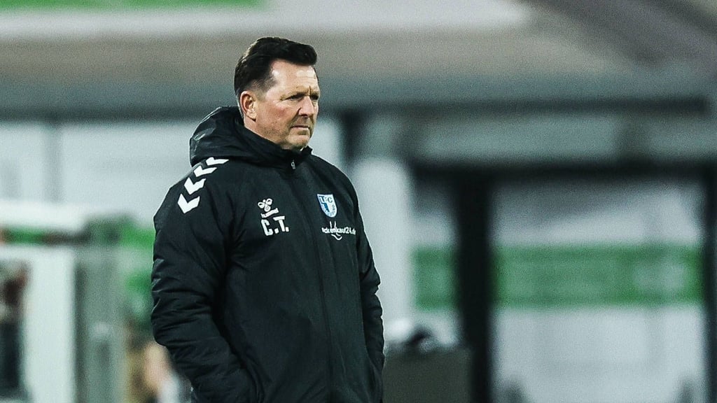 Mit versteinerter Miene verfolgt Christian Titz das Spiel seines 1. FC Magdeburg bei Fortuna Düsseldorf: Der Trainer wusste bereits, dass während der Partie ein schrecklicher Anschla auf den Weihnachtsmarkt in Magdeburg stattgefunden hatte.