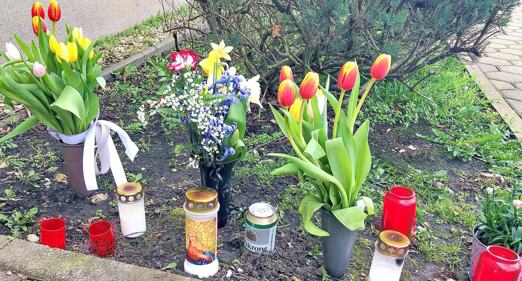 Blumen und Kerzen wurden nach dem Tod des 56-jährigen M. in Merseburg-Süd vor seinem Wohnhaus aufgestellt.