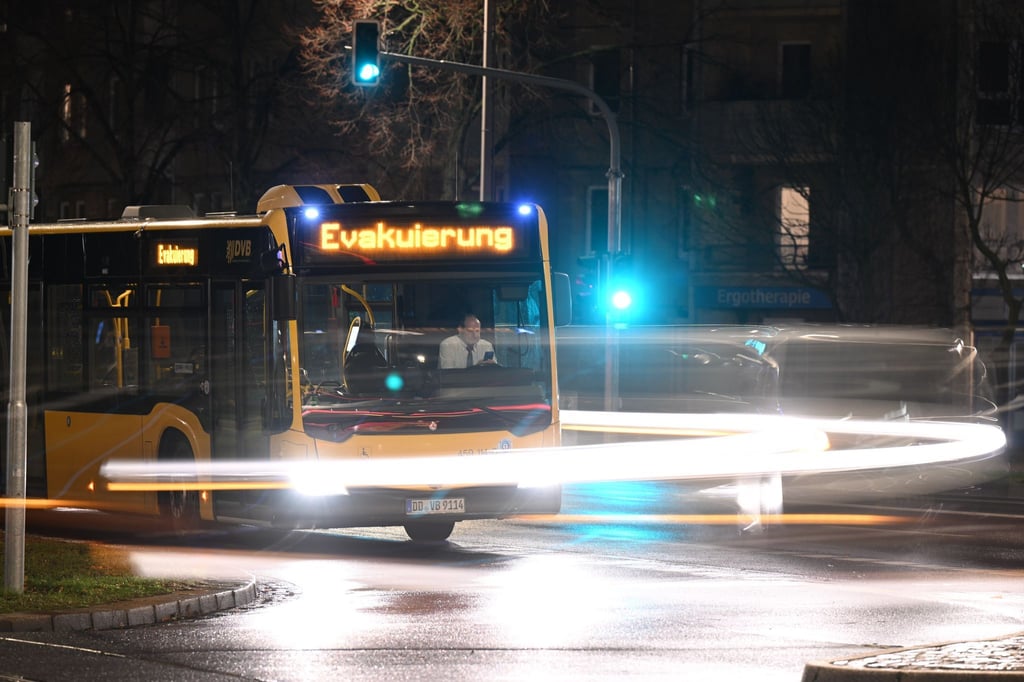 Nach einem Bombenfund beginnen umfassende Evakuierungen in Dresden.