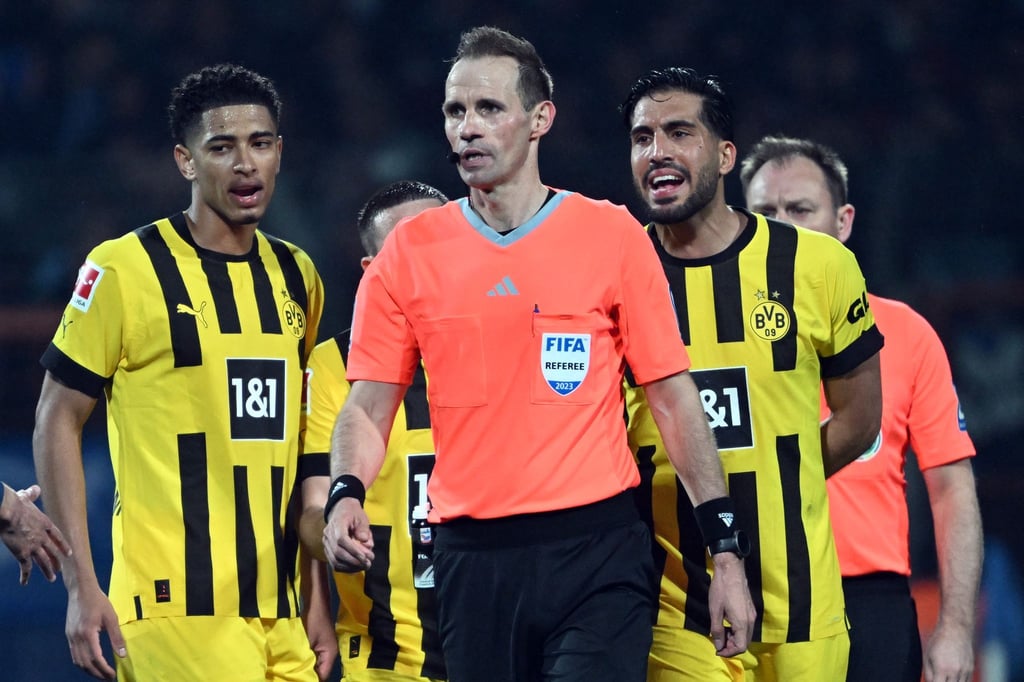 Schiedsrichter Sascha Stegemann (m.) unterlief 2023 beim Spiel Bochum-BVB ein schwerwiegender Fehler.