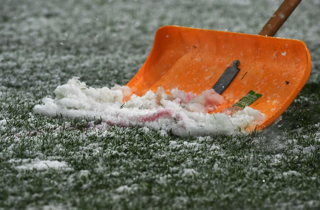 Rund um den Bundesliga-Klassiker Mönchengladbach gegen Bayern München muss ordentlich Schnee geschippt werden