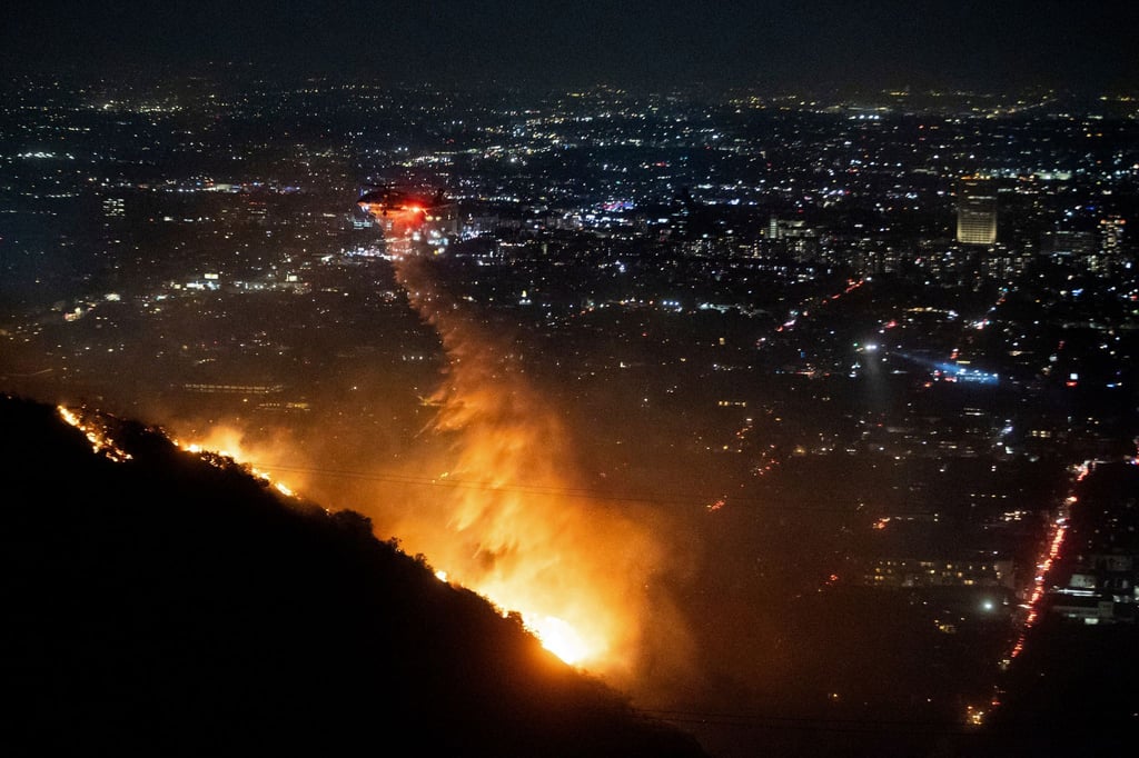 Tausende Einsatzkräfte kämpfen gegen Großbrände in Los Angeles, Hilfe kommt auch aus der Luft. (Foto aktuell)