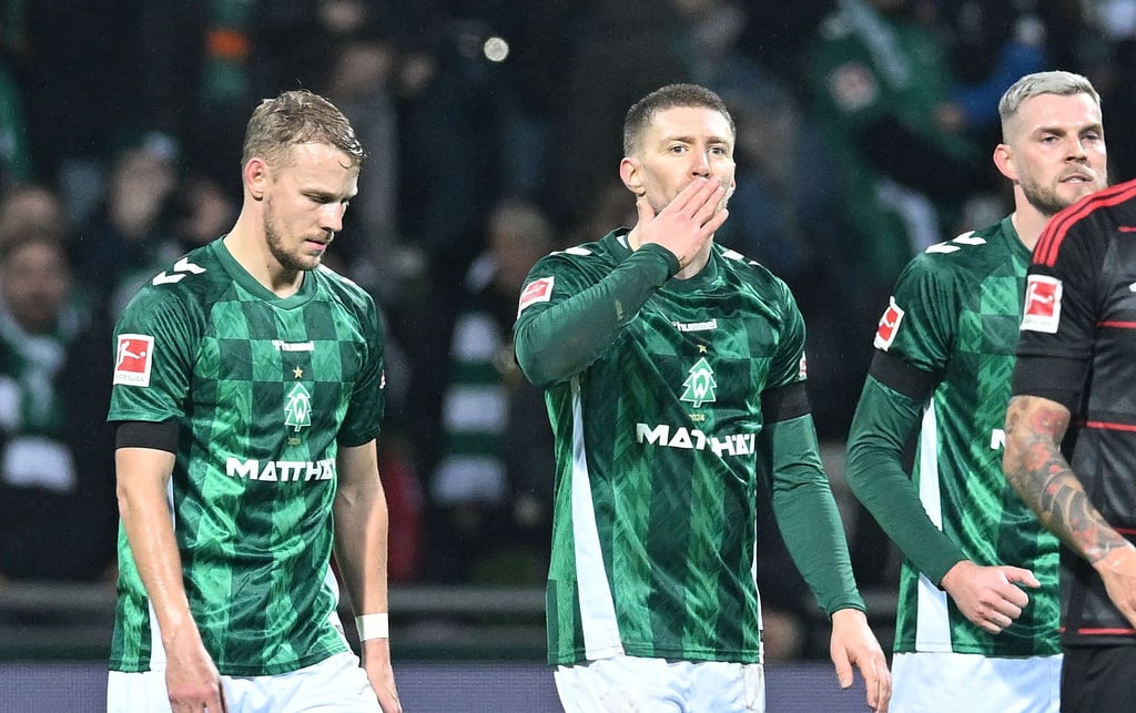 Die Werder-Spieler Mitchell Weiser (M), Marco Grüll (l) und Marvin Ducksch
