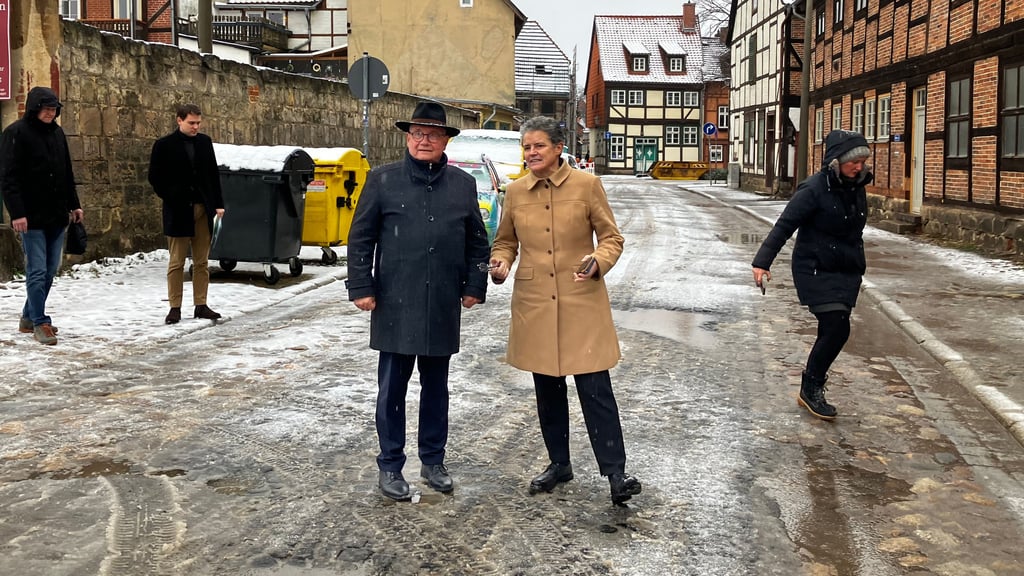 Quedlinburgs Oberbürgermeister Frank Ruch zeigt Infrastrukturministerin Lydia Hüskens die Straße Augustinern, die mit Hilfe von Fördergeld saniert werden soll.