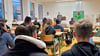 Erste und zweite Stunde: Unternehmertum. IHK-Geschäftsstellenleiter  Björn Bosse (links) und Unternehmer Christoph Osterroth (Mitte) sprechen vor Schülern der Heineschule in Sangerhausen über Alltag sowie Vor- und Nachteile eines Firmenchefs. 