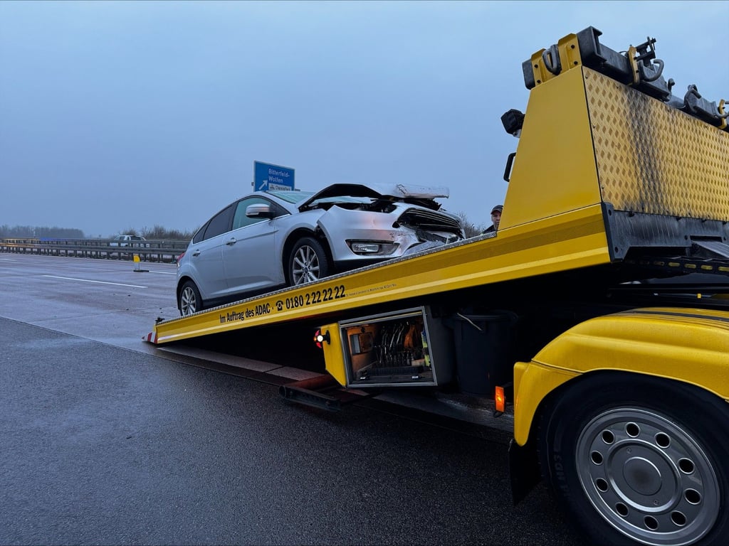 Eines der Unfallautos wird auf der A9 abtransportiert.