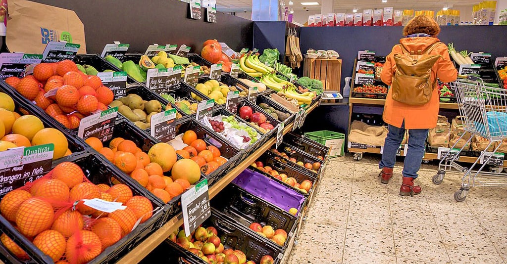 500 Quadratmeter Einkaufsfläche bietet der Markt, gleich im Eingangsbereich gibt's Obst und Gemüse.