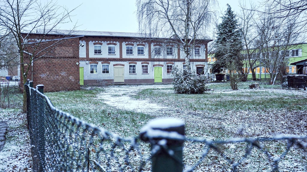 Das Gelände des früheren Jugendzentrums Seehausen (Altmark) im Landkreis Stendal liegt direkt neben der Kita „Lindenpark“ (grüner Bau rechts). Das eröffnete eine Option.