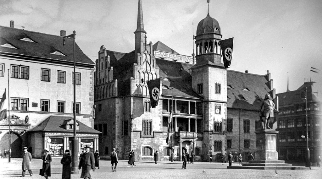Das Rathaus Halle nach 1933: Auch hier waren Hakenkreuzflaggen gehisst.
