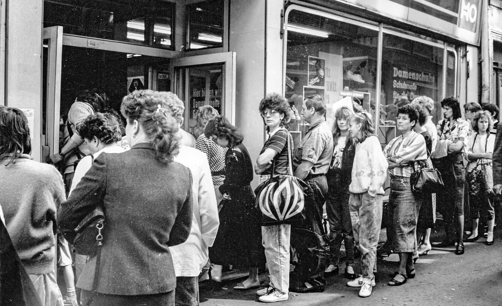 Schlangestehen vorm Schuhgeschäft der HO in der Kramerstraße in den 1980er Jahren: Ans Anstehen am Schuhgeschäft erinnern sich Leserinnen. Zumeist, schreiben sie, habe sich dann zuvor herumgesprochen, dass es eine besondere Lieferung gebe. Oder es seien eben gerade Stiefel oder Sandalen eingetroffen.