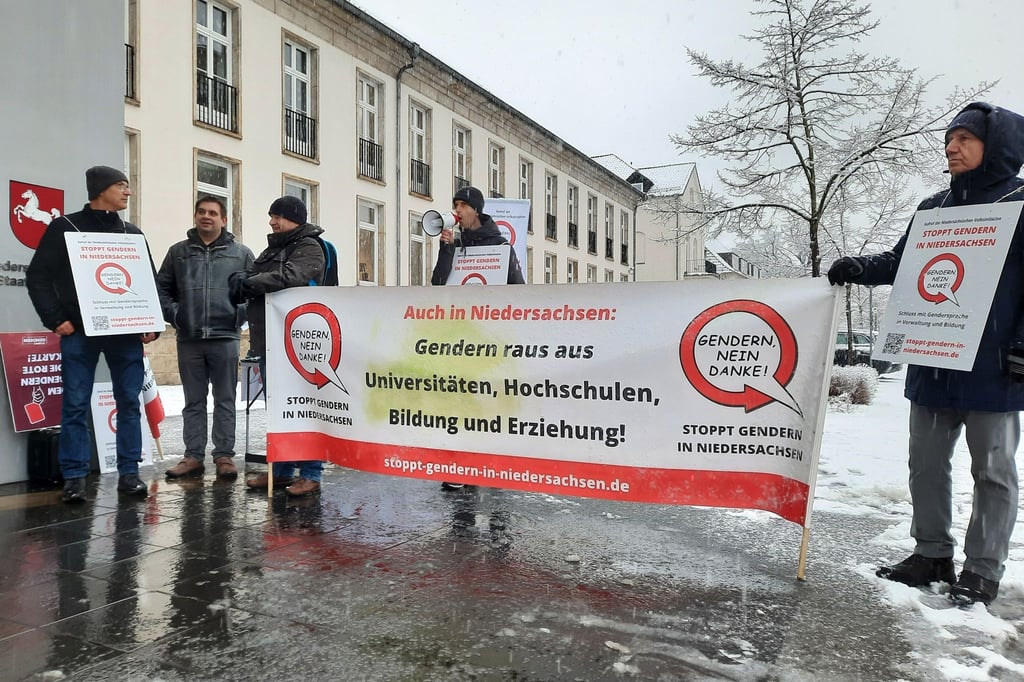 Die Volksinitiative demonstriert vor der Staatskanzlei.