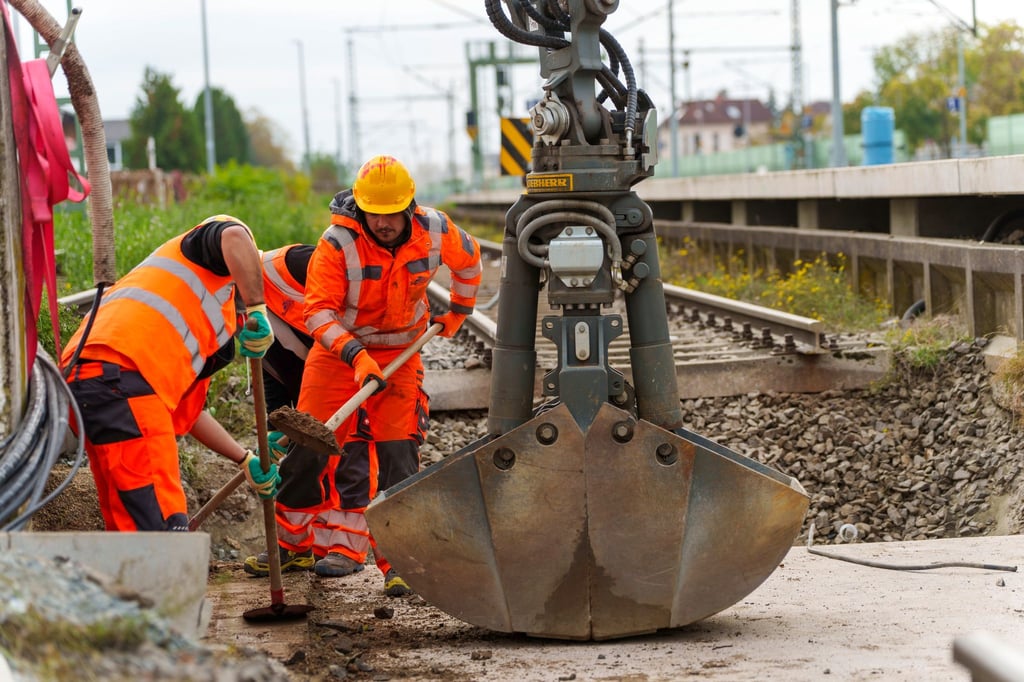 Der Aufsichtsratschef der Deutschen Bahn, Werner Gatzer, hält 150 Milliarden Euro für die langfristige Ertüchtigung der Bahn-Infrastruktur für erforderlich. (Archivbild)