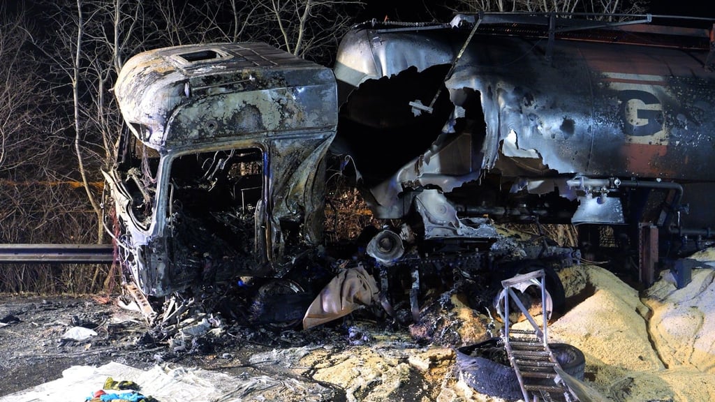 Die Polizei hat nach dem schweren Frontalcrash mit fünf Toten im Landkreis Cloppenburg die Identität der Opfer festgestellt.