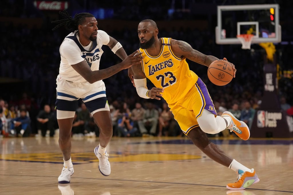 Aufgrund der Waldbrände nicht im Einsatz: LeBron James (r.) von den Los Angeles Lakers.
