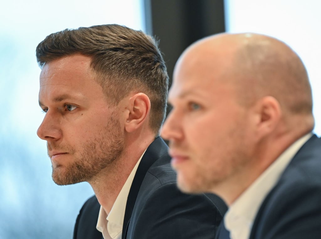 Berichten als Zeugen von den Folgen des Feuerzeugwurfs: Torwart Patrick Drewes und Teamarzt Mark Sandfort