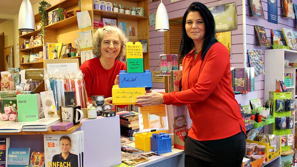 Kristin Kuppert (rechts) holt die beschriebenen Bausteine aus dem Bücherkabinett von Franziska Beger ab. 