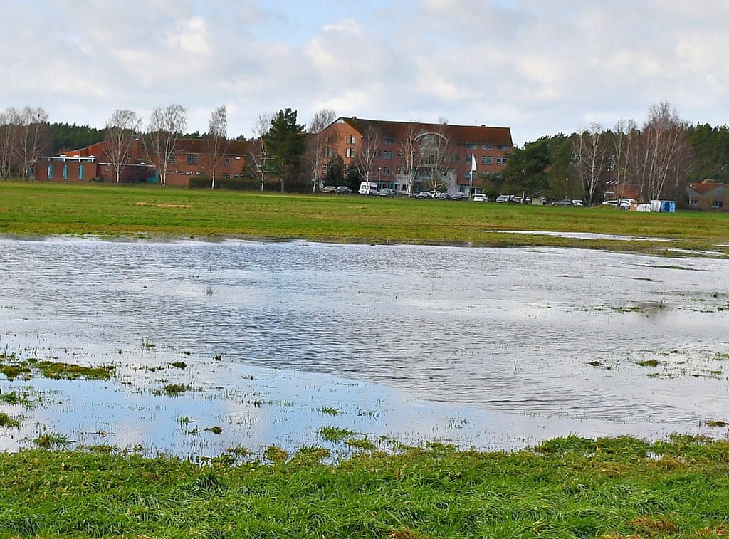 Auf der Wiese neben der Kurklinik bildet sich erneut eine Wasserfläche.