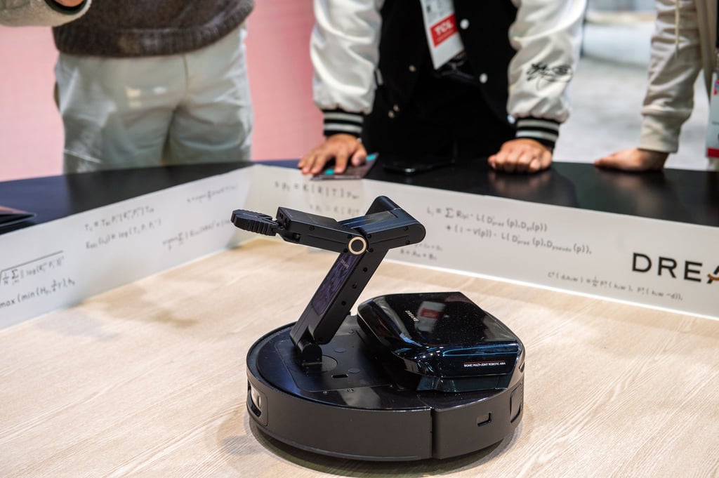 Auch der Anbieter Dreame präsentiert den Prototyp eines Roboter-Staubsaugers mit Greifarm auf der Technik-Messe CES.