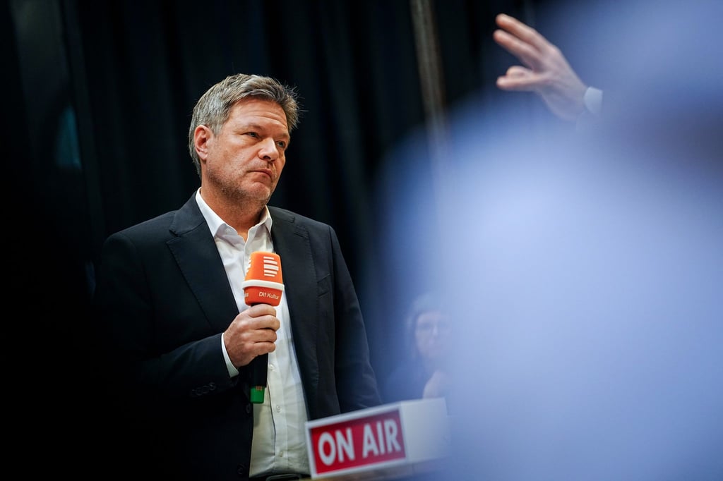 Nach seinem Talk bei Deutschlandfunk Kultur beantwortet Robert Habeck, Bundeswirtschaftsminister und Kanzlerkandidat der Grünen, Fragen von Reporterinnen.