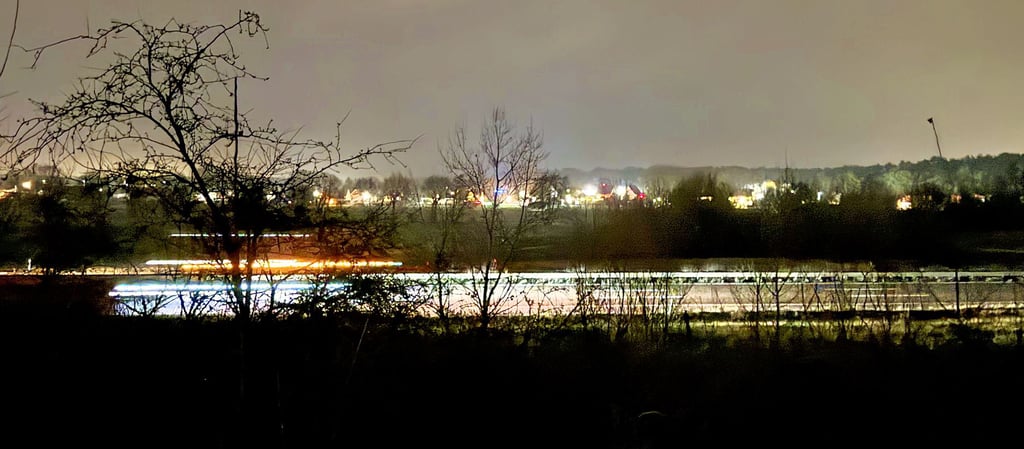 Nächtlicher Blick auf Hohenwarthe über die Autobahn.