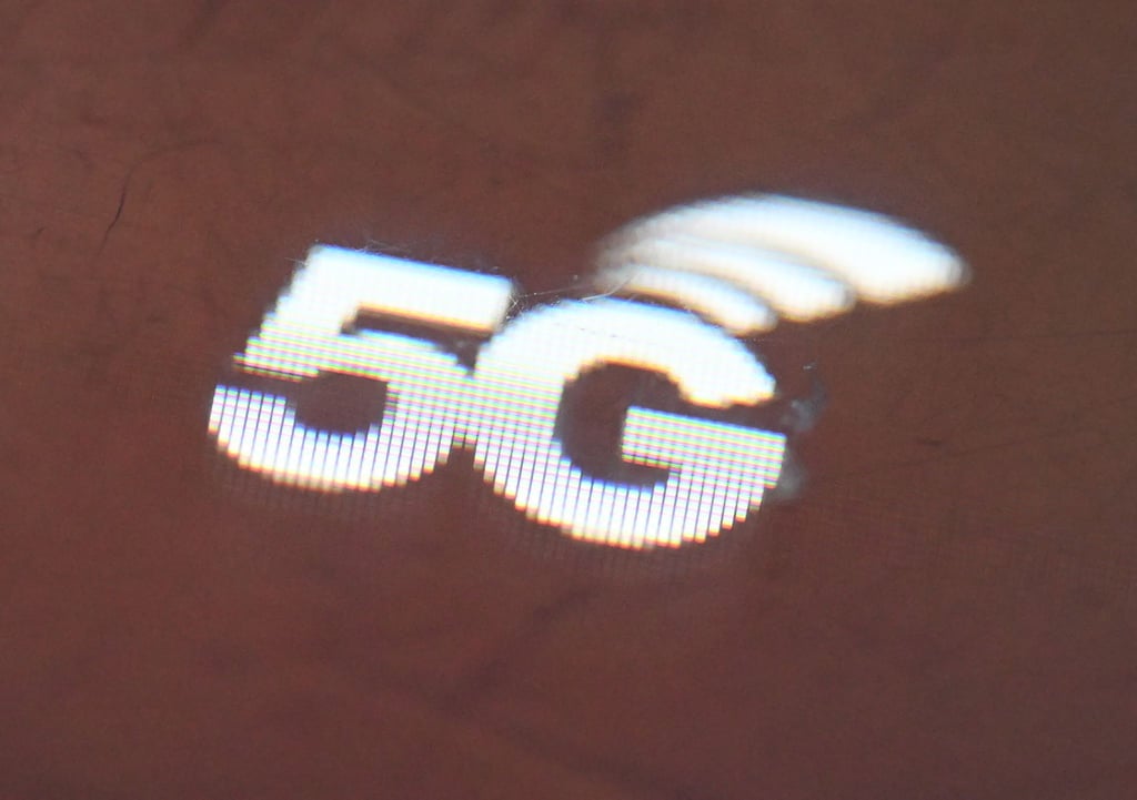 Auf dem Bildschirm eines mobilen Routers erscheint das Logo des Mobilfunknetzes 5G.