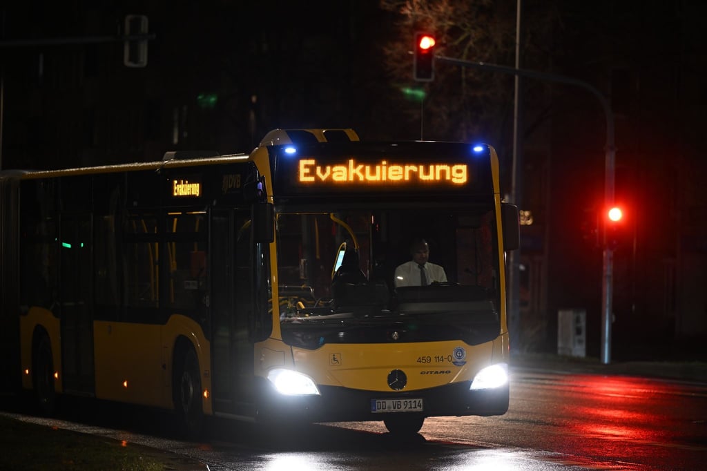 Der Start der Evakuierung im Sperrbereich um die Fliegerbombe in Dresden wird durch Sirenengeheul markiert. (Bild aktuell)