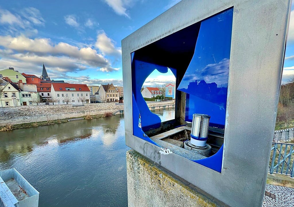 Einer der beiden Würfel an der Fußgängerbrücke wurde in der Silvesternacht von Böllern zerstört.